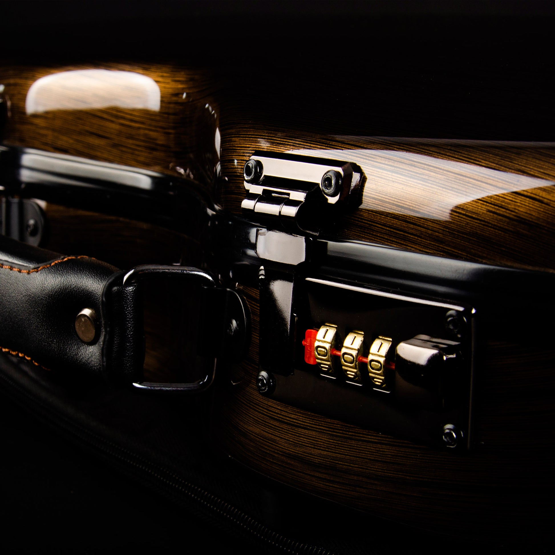 Soft velvet suspension interior inside 4/4 violin case polycarbonate for secure violin protection